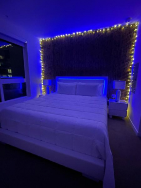 UPSCALE HOLLYWOOD RETREAT- King 1BD Pool-Jacuzzi-Rooftop